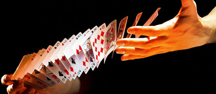 Как происходит раздача карт в покере: основные нюансы