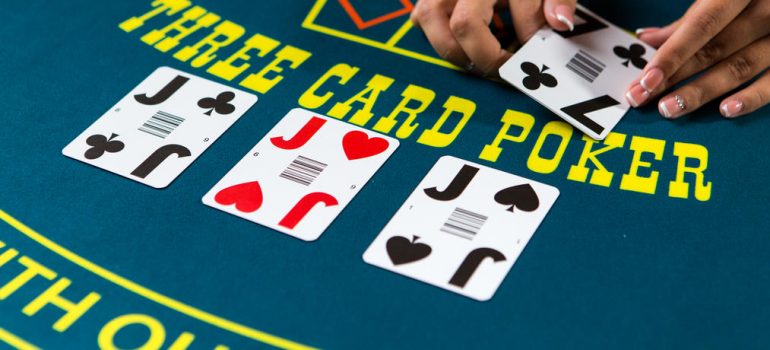Как играть в Трехкарточный покер: правила и особенности игры