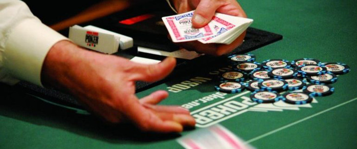Дилер в покере: нюансы оффлайн и онлайн игры, правила раздач карт