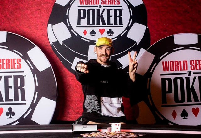 Российский покерист Анатолий Зырин со вторым золотым браслетом WSOP